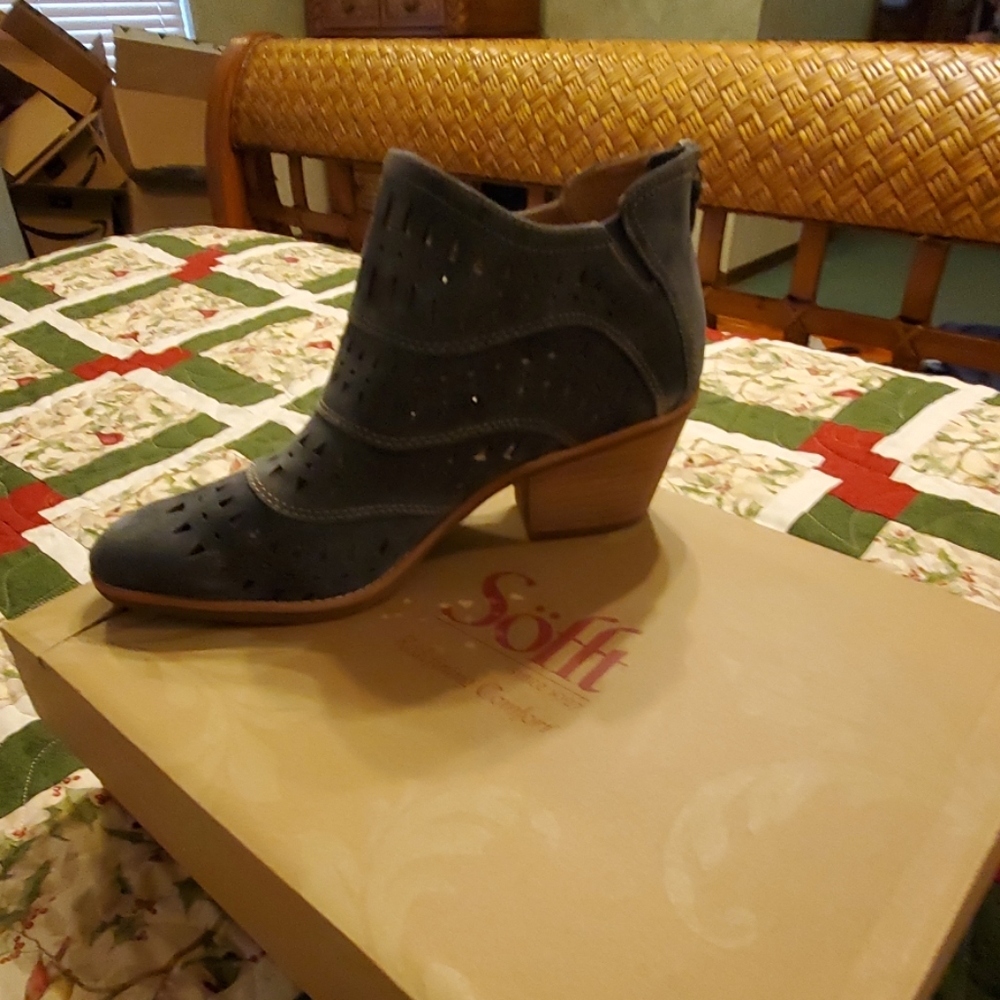 BOOTS - Picture 3 of 8